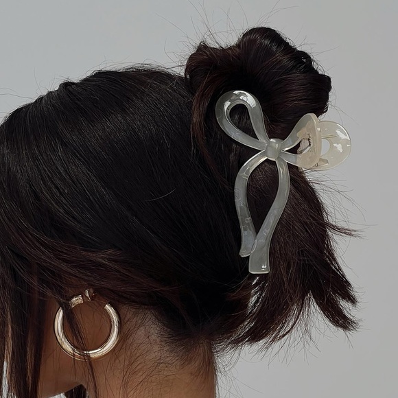 Anthropologie Accessories - Cream Hair Clip K24